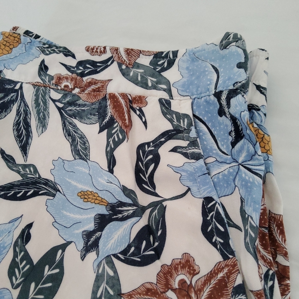 Old Navy Floral Print Shorts - Picture 3 of 7